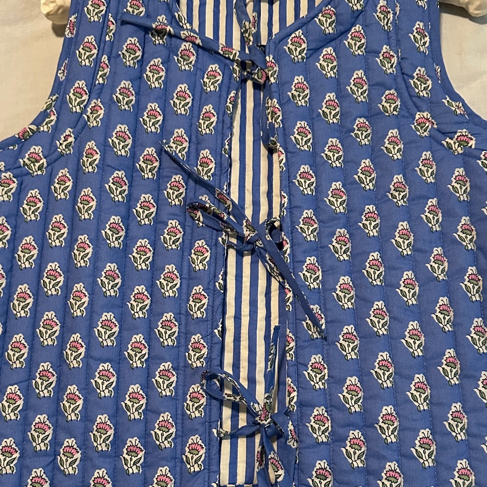Blue Floral Quilted Vest - Women's Sleeveless Jacket - Picture 4 of 12